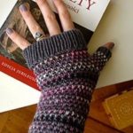 Prickly finglerless gloves